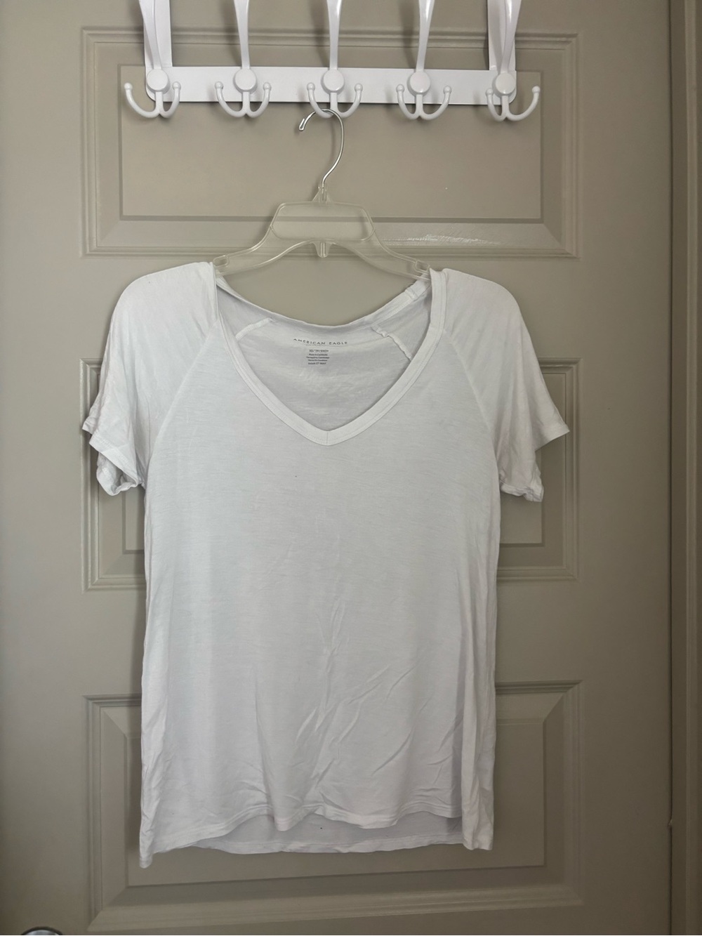 American Eagle Outfitters White V-Neck Short Sleeve Tee